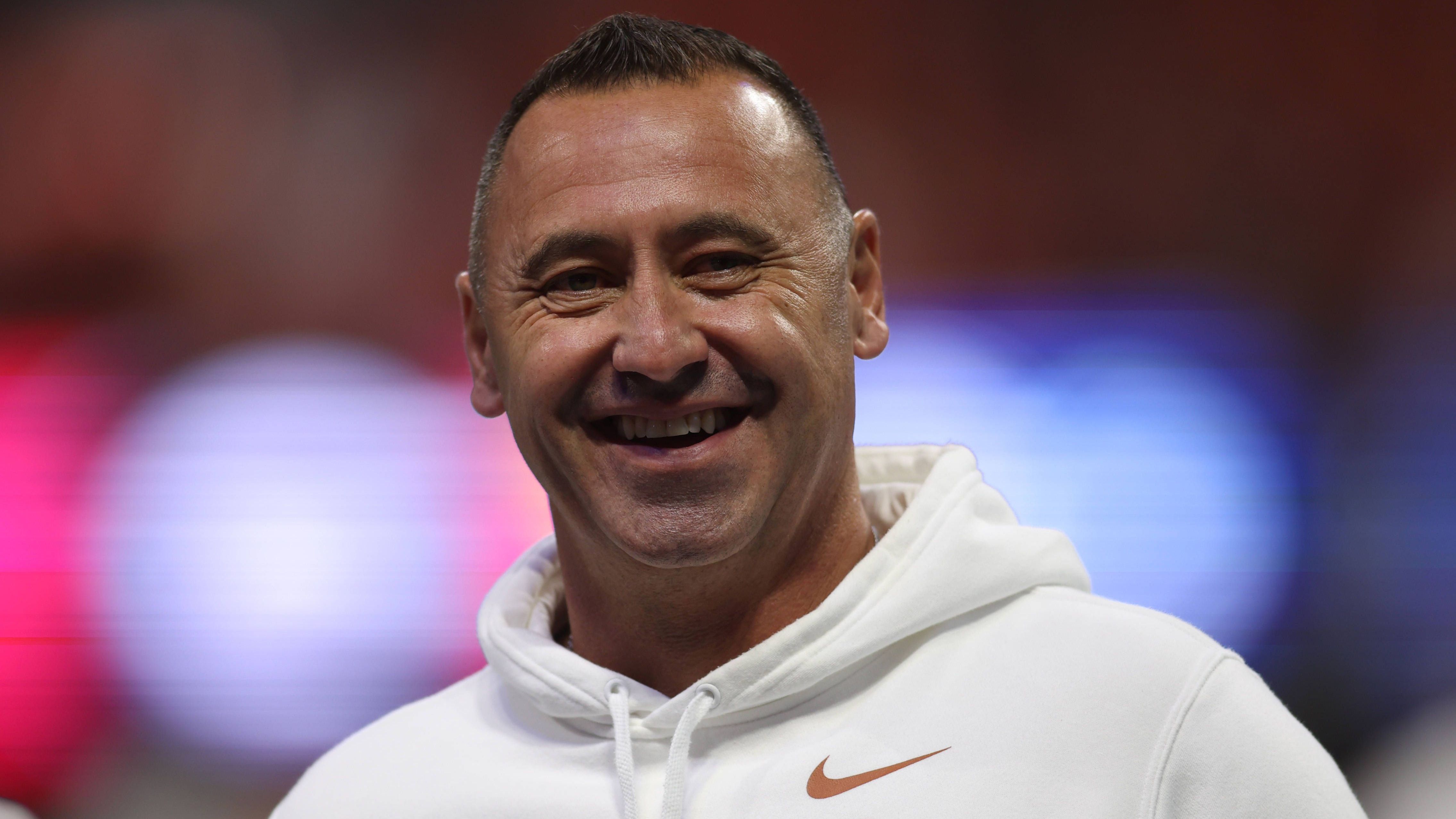 <strong>Platz 4: Steve Sarkisian (University of Texas at Austin)</strong><br> • Jahresgehalt: 10.030.000 US-Dollar<br>• Head Coach seit: 2021<br>• Conference: SEC