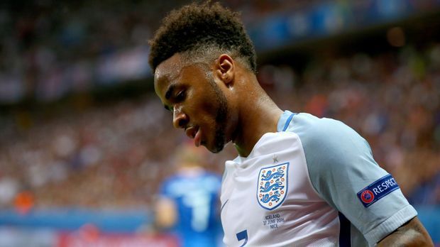 
                <strong>Mittelfeld: Raheem Sterling (England)</strong><br>
                Mittelfeld: Raheem Sterling (England): 33 Prozent gewonnene Zweikämpfe, 75 Prozent angekommene Pässe - keinerlei Torgefahr. Dazu stand er dreimal auf dem Platz und wurde jedes Mal ausgewechselt. Sterlings Leistung passte zur enttäuschenden EM der "Three Lions".
              