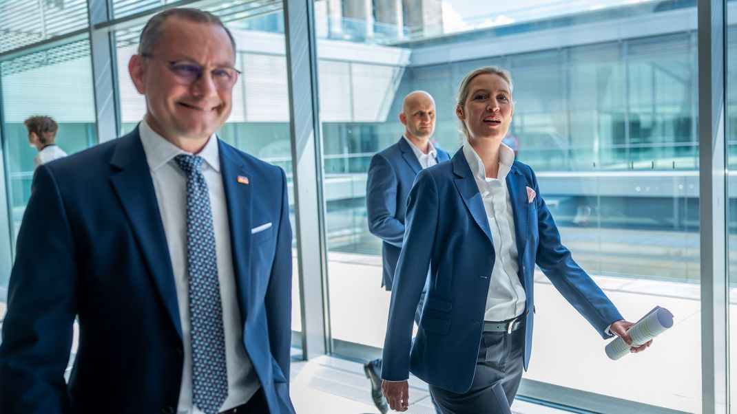 20. Mai 2025, Berlin: Die beiden AfD-Fraktionsvorsitzenden Alice Weidel (r) und Tino Chrupalla gehen zum Pressestatement vor Beginn der Sitzungen der Bundestagsfraktionen.