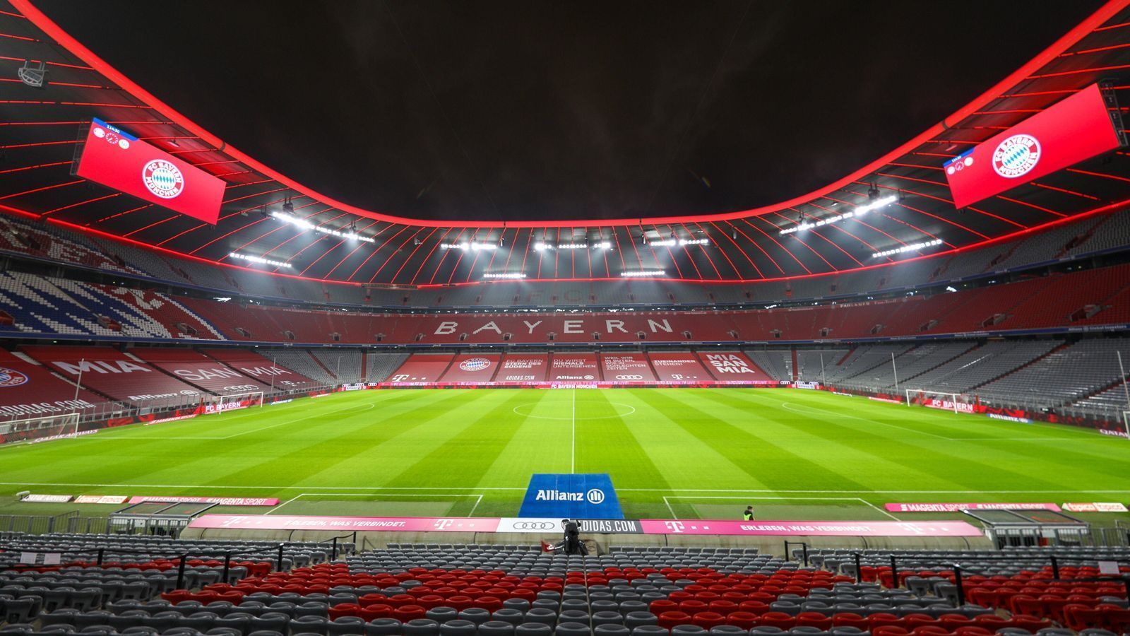 
                <strong>München - Allianz Arena</strong><br>
                70.000 Zuschauer passen bei internationalen Spielen in die Münchener Allianz Arena. Lange war nicht klar, ob bei den EM-Spielen überhaupt Zuschauer hinein dürfen. Nun kündigte der bayerische Ministerpräsident Markus Söder nach der Sitzung des Kabinetts an: 14.500 Zuschauer dürfen bei den Spielen in der bayerischen Landeshauptstadt vor Ort sein. Alle drei deutschen Vorrundenspiele steigen in der Allianz Arena. Somit wird die DFB-Auswahl also tatkräftig auf dem Weg zum großen Ziel unterstützt.
              