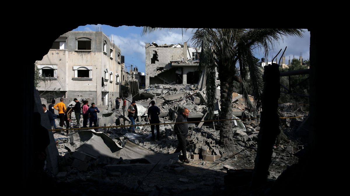 Palästinensische Bürger begutachten die Schäden in ihren Häusern in der Stadt Deir Al-Balah, im Zentrum des Gazastreifens.
