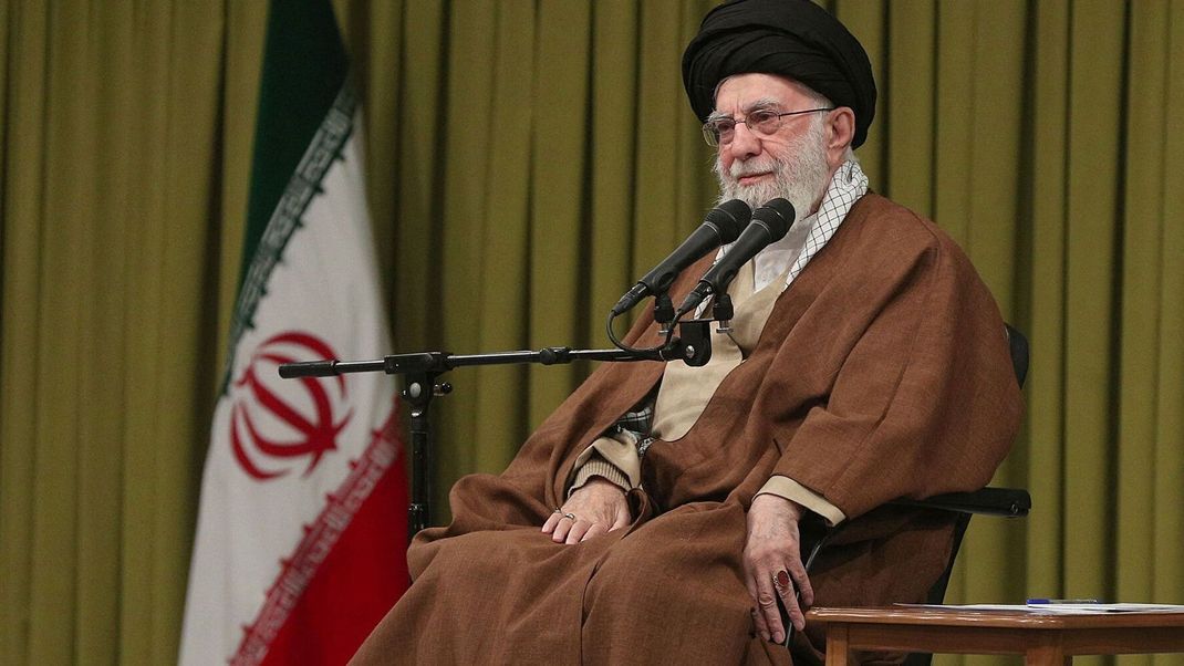 Der Oberste Führer des Iran, Ayatollah Ali Khamenei, spricht während einer Sitzung in Teheran, Iran. Sein Gesicht auf einer Müll-Trennkampagne in einer französischen Stadt sorgt bei der iranischen Führung für scharfe Kritik.