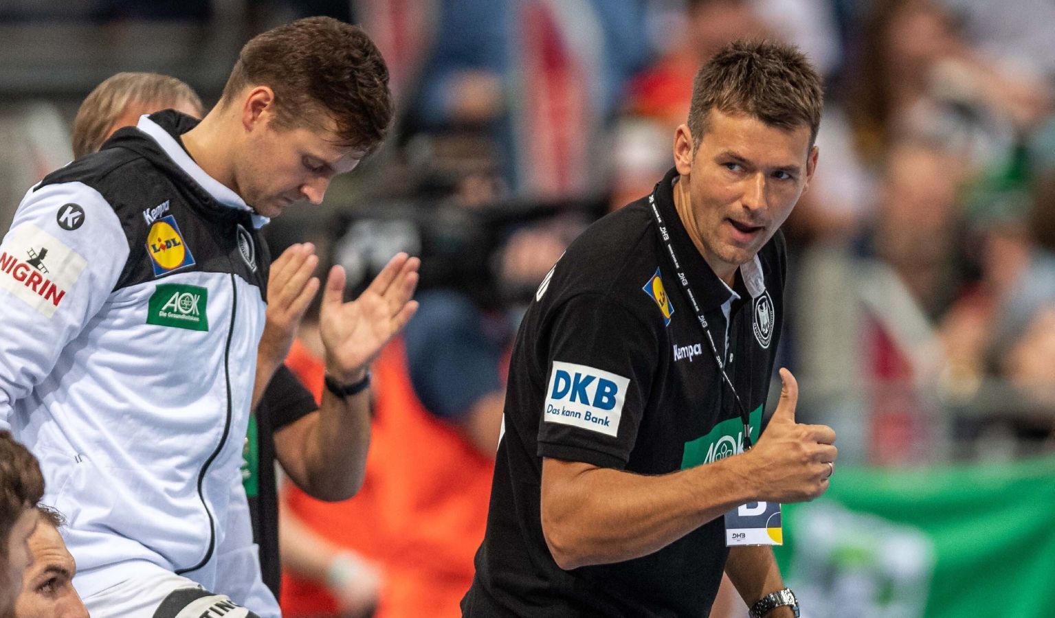 
                <strong>Der deutsche Kader für die Handball-EM 2020</strong><br>
                Mit 16 Spielern wird die Deutsche Handball-Nationalmannschaft die Mission EM-Endrunde 2020 (Vom 10. bis 26. Januar live auf sportdeutschland.tv) in Schweden, Norwegen und Österreich angehen. Bundestrainer Christian Prokop musste bei der Kader-Zusammenstellung einige verletzungsbedingte Absagen verkraften, aber auch harte Entscheidungen treffen. ran.de stellt die Auswahl vor, die bei der Europameisterschaft begeistern soll.
              
