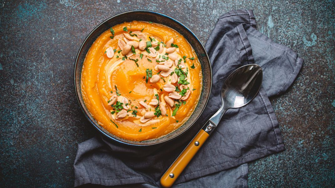 Kürbissuppe mit dem Aroma von Erdnussbutter - für Liebhaber:innen nussiger Aromen die perfekte Kombination.