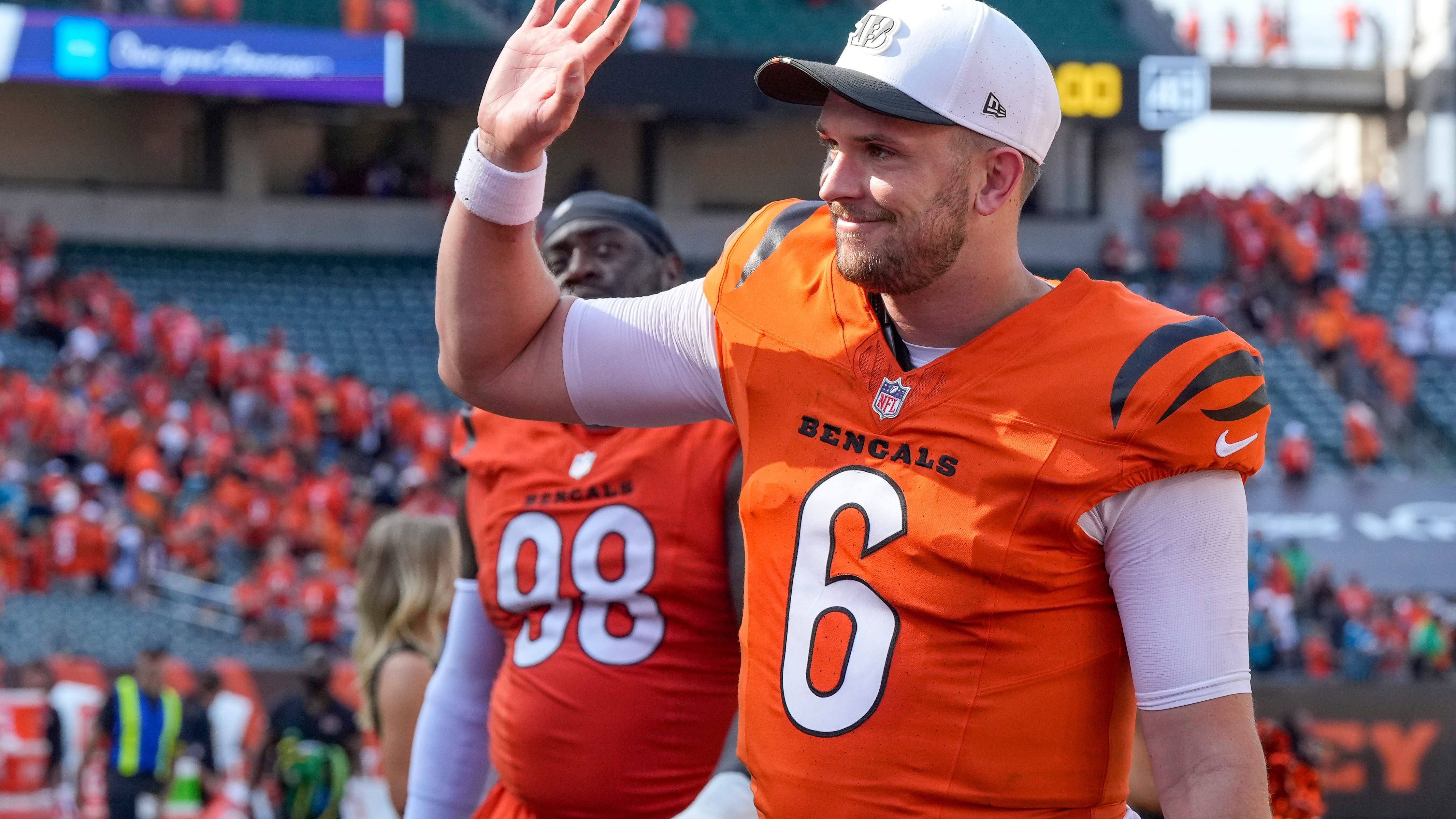 <strong>Jake Browning (Cincinnati Bengals)</strong><br>Zunächst übernimmt wie bei Burrows vergangenen Verletzungen Browning. Er führte das Team letztlich zum ersten 2-0-Start seit 2018, warf beim Sieg gegen die Jaguars aber drei Interceptions. Zumindest hat er aber bereits Erfahrung darin, ins kalte Wasser geworfen zu werden. Der 29-Jährige ersetzte Burrow bereits in 2023 für sieben Spiele. Damals führte er die NFL in der Completion Percentage mit 70,4 Prozent an. Ihm gelangen 12 Touchdowns bei 7 Interceptions. Seine Bilanz: 4-3. Er kennt das Team und kann den Ball bewegen, ist aber natürlich kein Burrow. So oder so brauchen die Bengals einen weiteren QB, sollte Browning etwas passieren. Die erste Möglichkeit ...