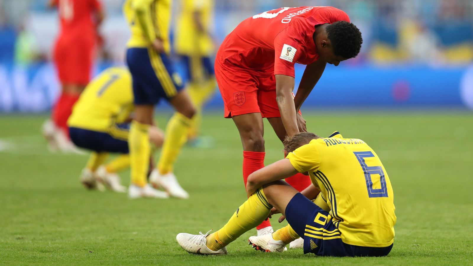 
                <strong>Rashford beweist Größe</strong><br>
                England siegt im Viertelfinale gegen Schweden und zieht das erste Mal seit 1990 wieder in ein WM-Halbfinale ein. Gerade von einem jungen Spieler wie Marcus Rashford ist da zunächst einmal Freude über die eigene Leistung und das Erreichte zu erwarten. Doch ausgerechnet der 20-Jährige ist mit der Erste, der Mitgefühl mit dem unterlegenen Gegner zeigt und die Schweden tröstet. Wie heißt es so schön: Einen großen Spieler erkennt man nicht an seinem Umgang mit Niederlagen, sondern an seinem Umgang mit Siegen. Rashford ist auf dem allerbesten Weg, ein Großer zu werden.
              