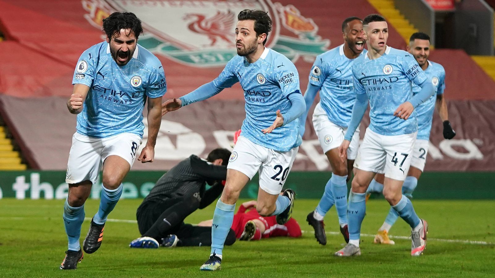 
                <strong>Manchester City – Borussia Dortmund (Hinspiel 6. April/Rückspiel 14. April)</strong><br>
                ManCity gegen den BVB, der Inbegriff von David gegen Goliath im diesjährigen Viertelfinale: Pep Guardiolas Citizens gelten als fußballerisches Maß aller Dinge in der laufenden Saison. Drei Niederlagen kassierten die Engländer in 47 Pflichtspielen bislang, die Skyblues stehen mit 17 Punkten Vorsprung als designierter Meister an der Spitze der Premier League und könnten - da ist man sich zumindest auf der Insel sicher - wenn dann vom FC Bayern gestoppt werden. Ist City, unter der Regie des herausragenden deutschen Nationalspielers Ilkay Gündogan, also auf dem Weg zum ersten Champions-League-Triumph der Klubgeschichte? Was der Konkurrenz Hoffnung machen könnte: Seit Jahren tauchen die Engländer in den Favoritenlisten stets ganz oben auf, erlauben sich aber in den entscheidenden Momenten immer wieder Aussetzer, wie beim letztjährigen Viertelfinal-Aus gegen Olympique Lyon.
              