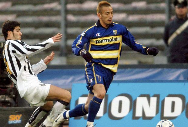 
                <strong>Hidetoshi Nakata</strong><br>
                Mit Hidetoshi Nakata stand auch der erste japanische Fußballstar in Europa bei Parma unter Vertrag. Der Mittelfeldspieler kam und ging ablösefrei. In 88 Spielen für Parma erzielte Nakata neun Treffer. Bereits 2006 beendete er seine Karriere mit noch nicht einmal 30 Jahren.
              