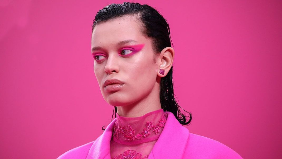 Trendsetter-Look: Neonpinkes Make-up! Was gibt es beim pinken Lidschatten zu beachten? Die Facts zum Trend verraten wir euch im Beauty-Artikel.