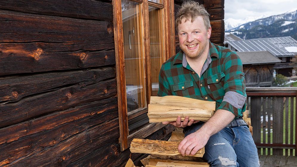 Johannes ist zielstrebig; ehrgeizig; motiviert und naturverbunden. Er ist Obmann der Musikkapelle und außerdem bei der Feuerwehr, Landjugend und Agrargemeinschaft engagiert.