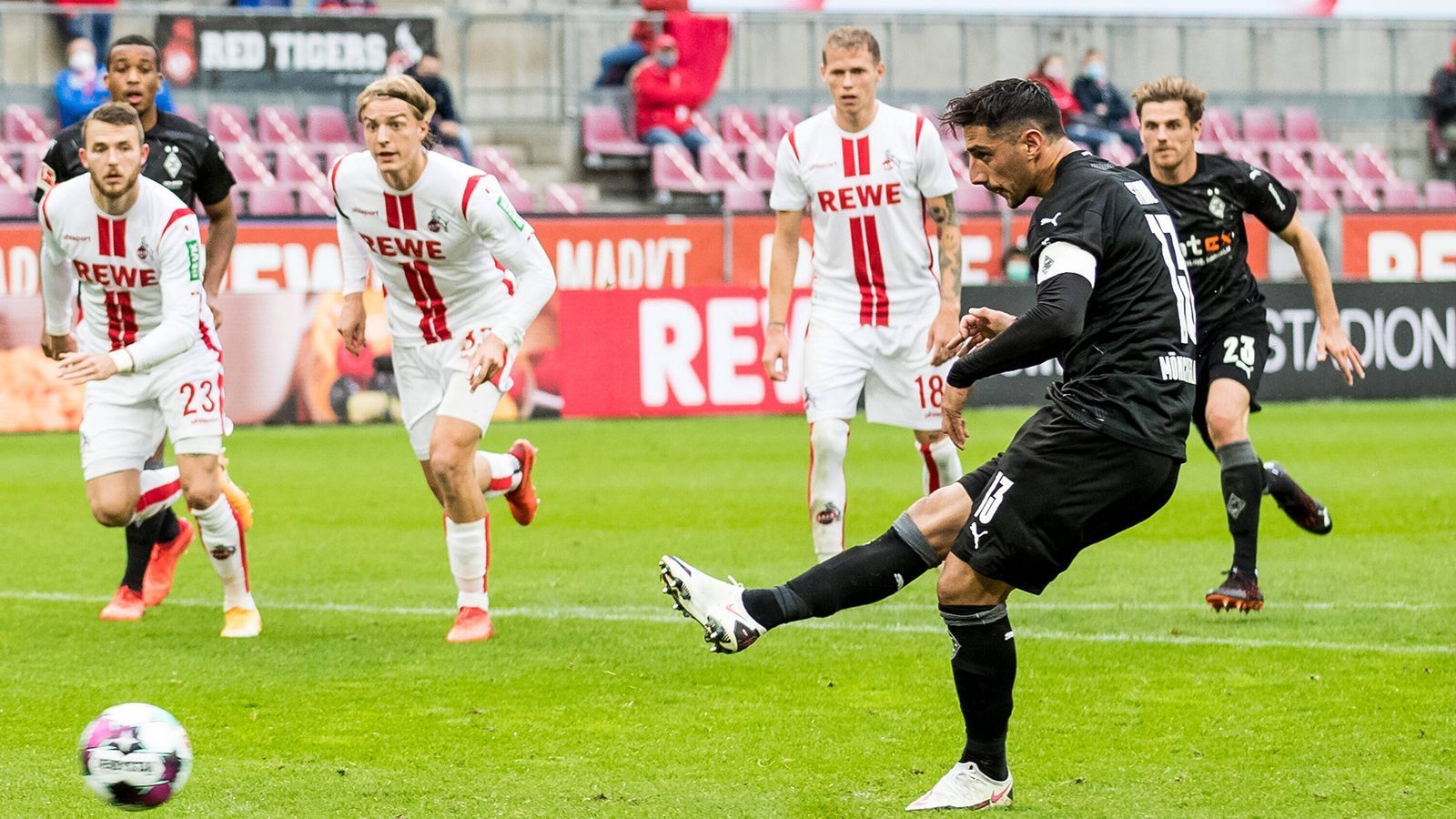 
                <strong>Die meisten Elfmeter verwandelt</strong><br>
                1. Platz: Lars Stindl (Borussia Mönchengladbach): 4 Elfmeter-Tore2. Platz (geteilt): Max Kruse (1. FC Union Berlin), Andre Silva (Eintracht Frankfurt), Andrej Kramaric (TSG Hoffenheim), Marcel Sabitzer (RB Leipzig) - 3 Elfmeter-Tore
              