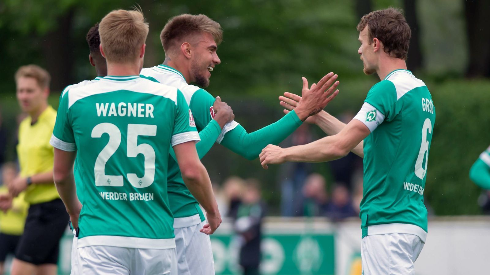 
                <strong>SV Werder Bremen (Regionalliga Nord)</strong><br>
                Werder Bremen II hat in der Regionalliga Nord als Dritter mit 61 Punkten die direkte Rückkehr in die 3. Liga deutlich verpasst. Zumindest für Trainer Sven Hübscher gibt es jedoch einen persönlichen Aufstieg, der 40-Jährige wechselt als Trainer zum Drittligisten Preußen Münster, wo der gebürtige Dortmunder auf Marco Antwerpen folgt.
              