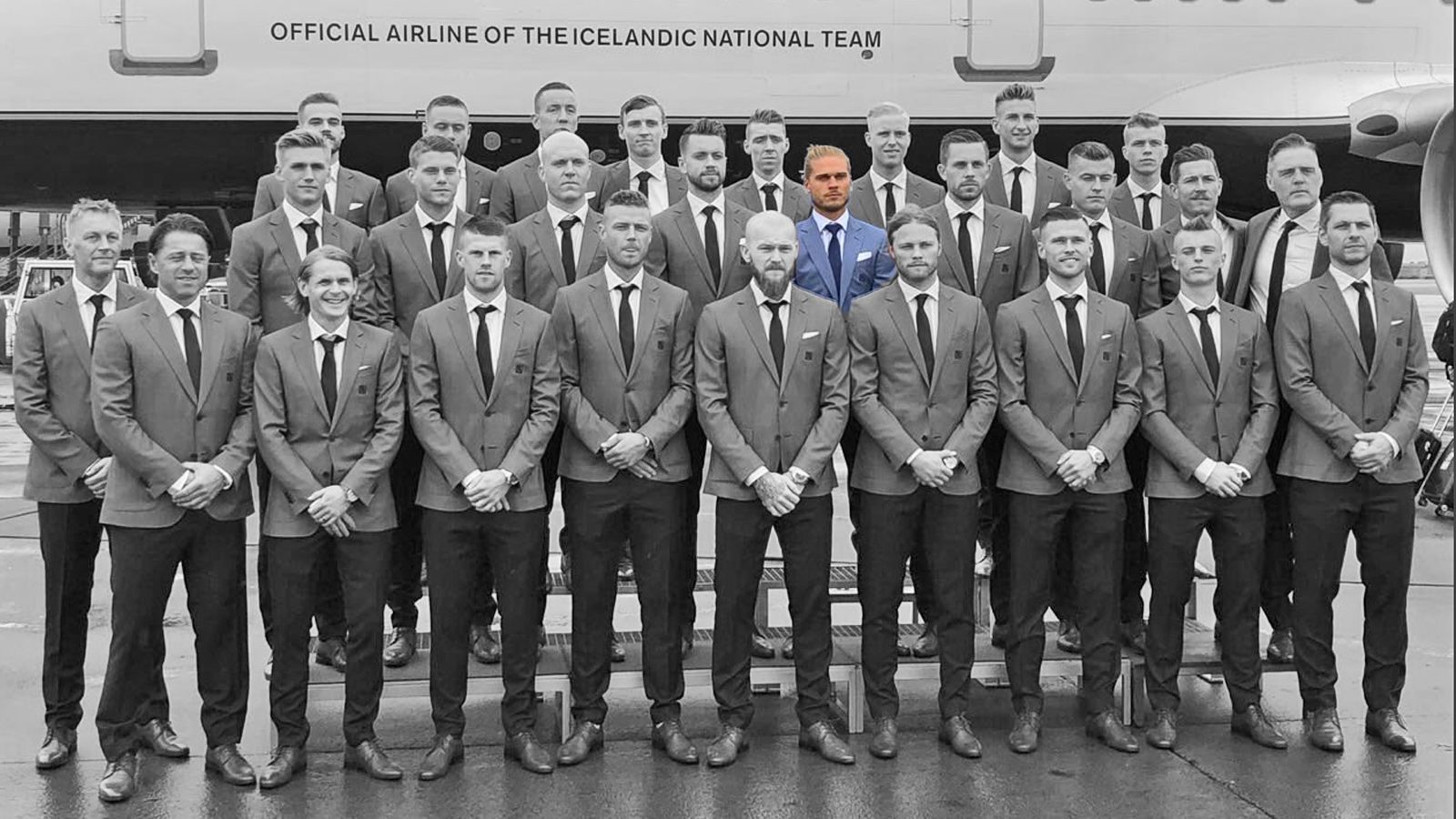 
                <strong>Rurik Gislason</strong><br>
                Dabei war Gislason schon vor dem Turnierbeginn ein Thema in den sozialen Netzwerken. Sein Teamkollege Kari Arnason postete das Gruppenfoto der Mannschaft vor dem Abflug nach Russland bei Twitter mit dem Hashtag "#sexyrurik" - auch den isländischen Profis ist offenbar aufgefallen, was für einen Blickfang sie da in ihren Reihen haben.
              