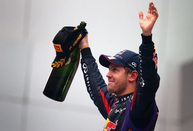 
                <strong>Der Champion</strong><br>
                Und der WM-Führende kann auch nach dem Rennen jubeln. Sebastian Vettel fährt den Sieg in Indien nach Hause und krönt sich zum Weltmeister - für den 26-Jährigen ist es der vierte Titel in Folge
              