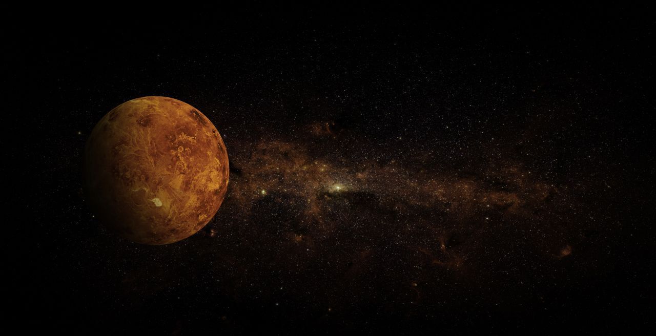 Venus ist die römische Göttin der Liebe und der Schönheit. Der Planet trägt diesen Namen vermutlich, weil er bei seiner Entdeckung im Altertum der hellste Planet war.