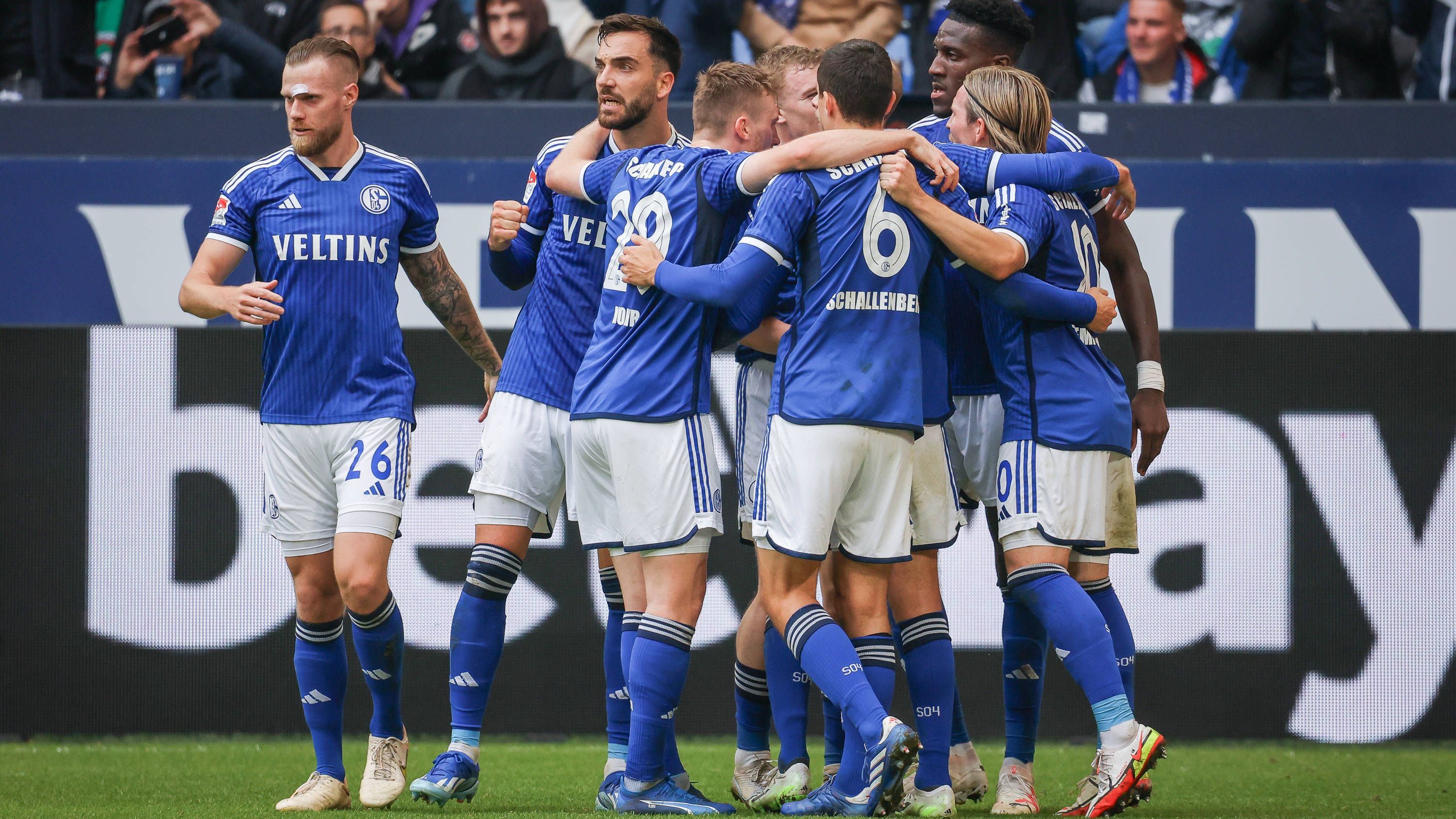 <strong>FC Schalke 04: Blaue Trikots</strong><br>Beim FC Schalke 04 sind die Farben Blau und Weiß gar nicht mehr wegzudenken. Dabei waren die ersten Farben des Klubs Rot und Gelb. 1924 spaltete sich jedoch die Turn- von der Fußballabteilung des Vereins ab. Die Fußballer wählten als neue Farben Blau und Weiß.