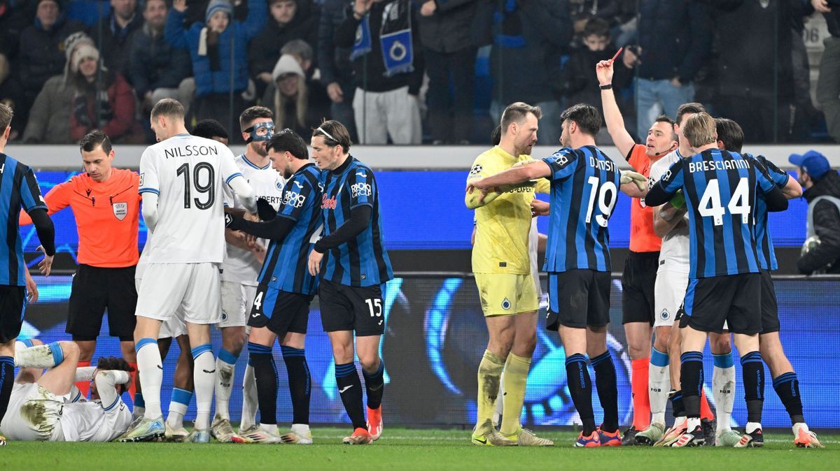 Atalanta v Club Brugge - UEFA Champions League BERGAMO, ITALY - FEBRUARY 18 : red card Toloi Rafael defender of Atalanta during the UEFA Champions League 2024 25 knockout phase play-off match secon...