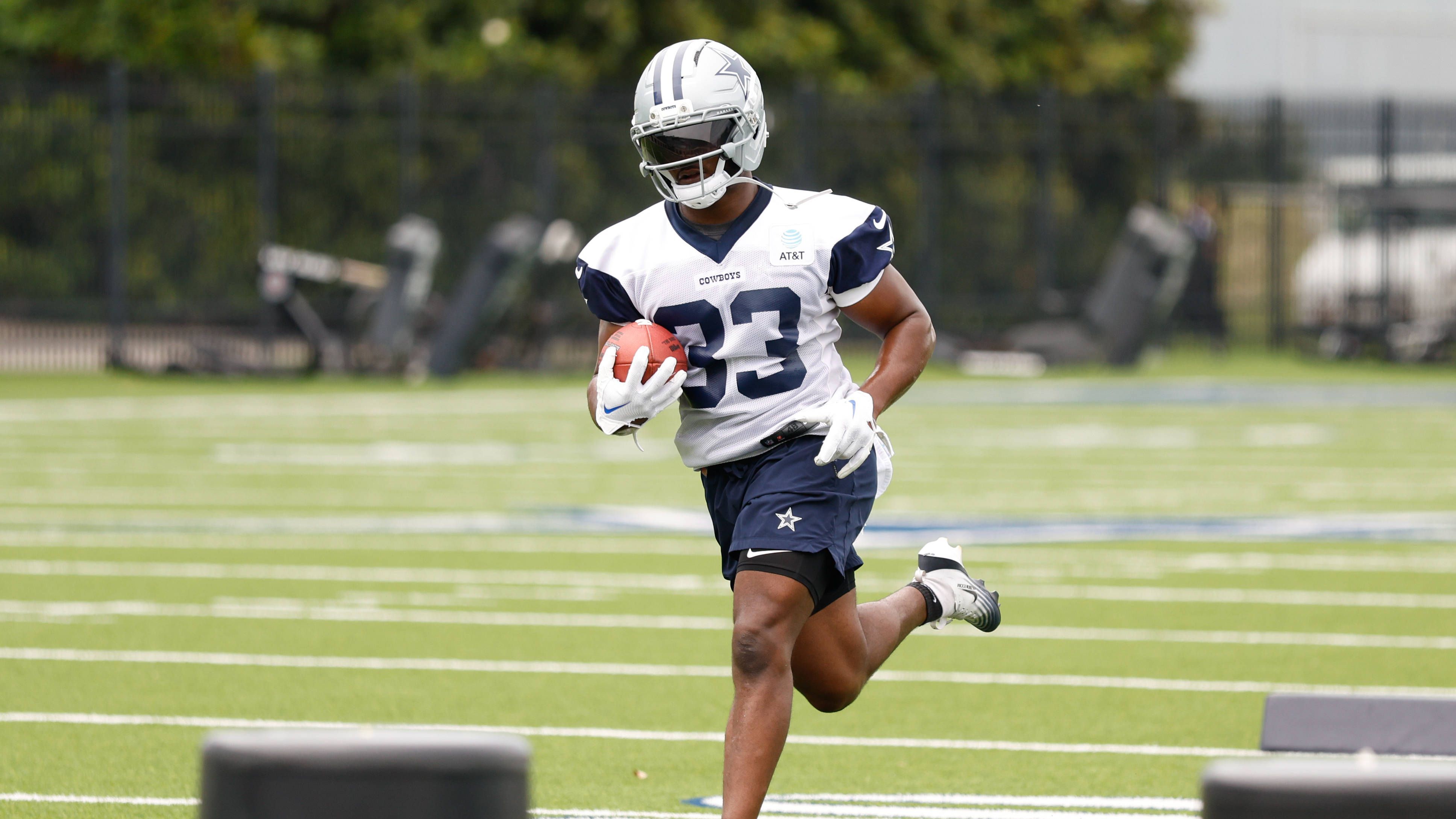 <b>Dallas Cowboys: Running Backs im Fokus</b><br>"Sie werden alle eine faire Chance erhalten", hatte Head Coach Brian Schottenheimer vor dem Start des Training Camps bekannt gegeben. Bei den Cowboys wird der Posten des Running Back neu vergeben. Javonte Williams und Miles Sanders bringen viel NFL-Erfahrung mit, konnten aber zuletzt nicht überzeugen. Vielleicht überrascht aber auch einer der Youngster.