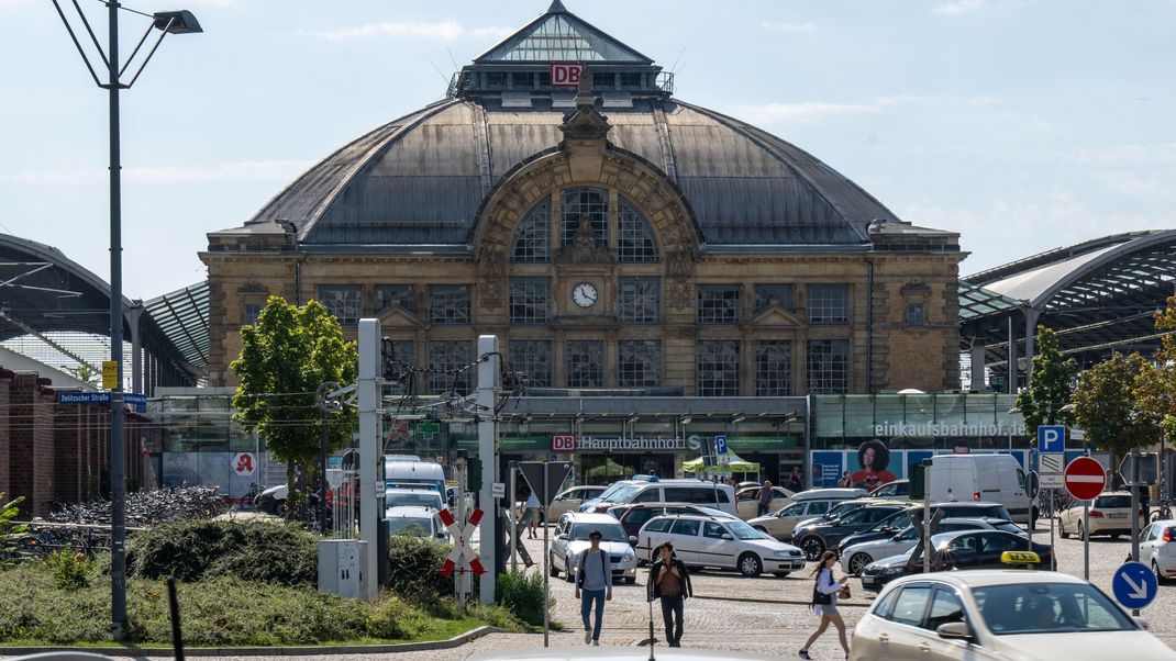 Die Bahnhöfe Halle an der Saale Hbf (auf dem Bild zu sehen) und Nordhorn in Niedersachsen tragen in diesem Jahr den Titel "Bahnhof des Jahres".