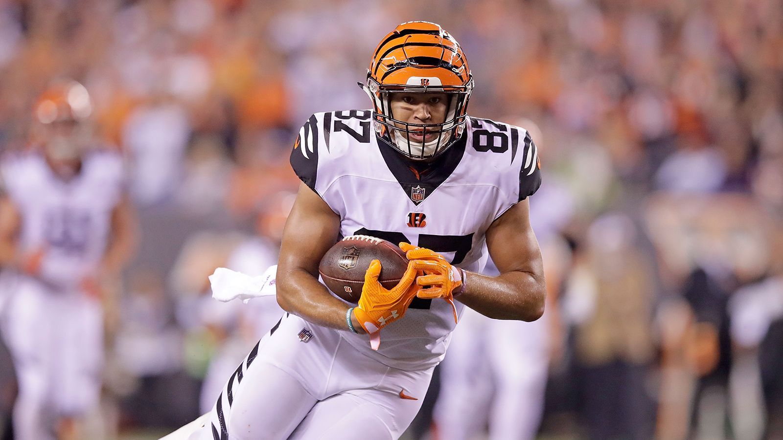 
                <strong>C. J. Uzomah</strong><br>
                Uzomah ist bei den Bengals die neue Nummer 1 auf der Tight-End-Position. In den vergangenen Jahren hatte er sich zur klaren Nummer 2 auf der Tight-End-Position entwickelt. Da Eifert so oft verletzt war, bekam Uzomah viel Spielzeit. Der 26-Jährige konnte Eifert natürlich nicht Eins-zu-Eins ersetzen, lieferte aber konstant solide Leistungen ab und ist im Gegensatz zu seinem Konkurrenten fast immer fit. 2018 kam der 1,98-Meter-Hühne auf 43 Catches, drei Touchdowns und 439 Receiving Yards. Für seine Zuverlässigkeit und seine konstant soliden Leistungen wurde er jetzt belohnt.
              