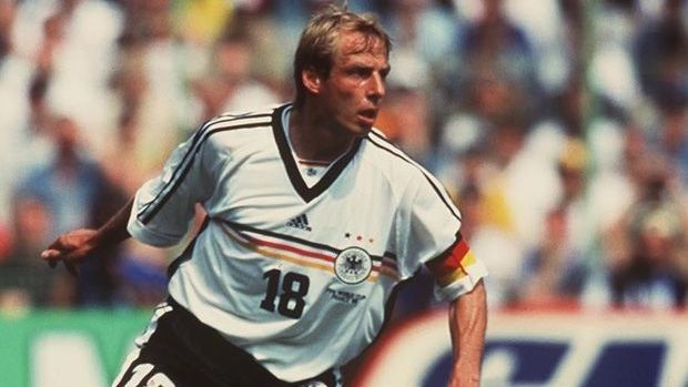 
                <strong>Jürgen Klinsmann (36 Spiele als Kapitän)</strong><br>
                Als Mannschaftskapitän führte Jürgen Klinsmann sein Team 1996 zum Europameistertitel. Insgesamt stand der spätere Bundestrainer 36 Mal als Spielführer auf dem Platz und war auch Teil der Weltmeistermannschaft von 1990.
              