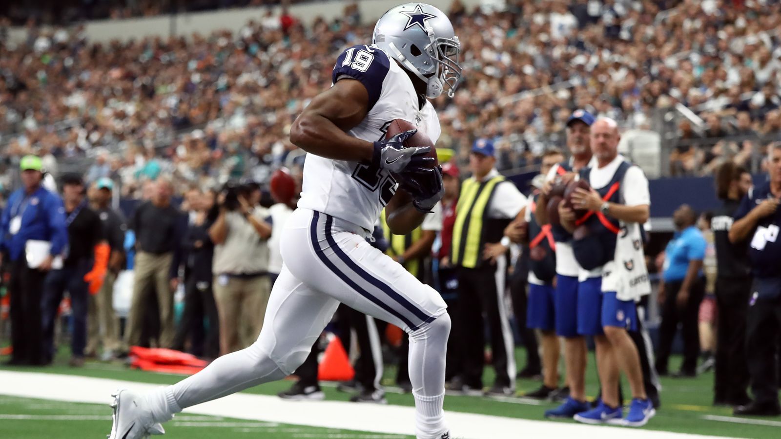 
                <strong>Amari Cooper (Dallas Cowboys)</strong><br>
                Auch der Vertrag von Prescotts Lieblingsanspielstation Amari Cooper läuft aus. Der Wide Receiver gilt als einer der besten Route-Runner der NFL und hat seinen erst 25 Jahren schon eine Menge Erfahrung gesammelt. In fünf Spielzeiten verwandelte Cooper 357 gefangene Pässe in 5097 Yards und 33 Touchdowns. 
              