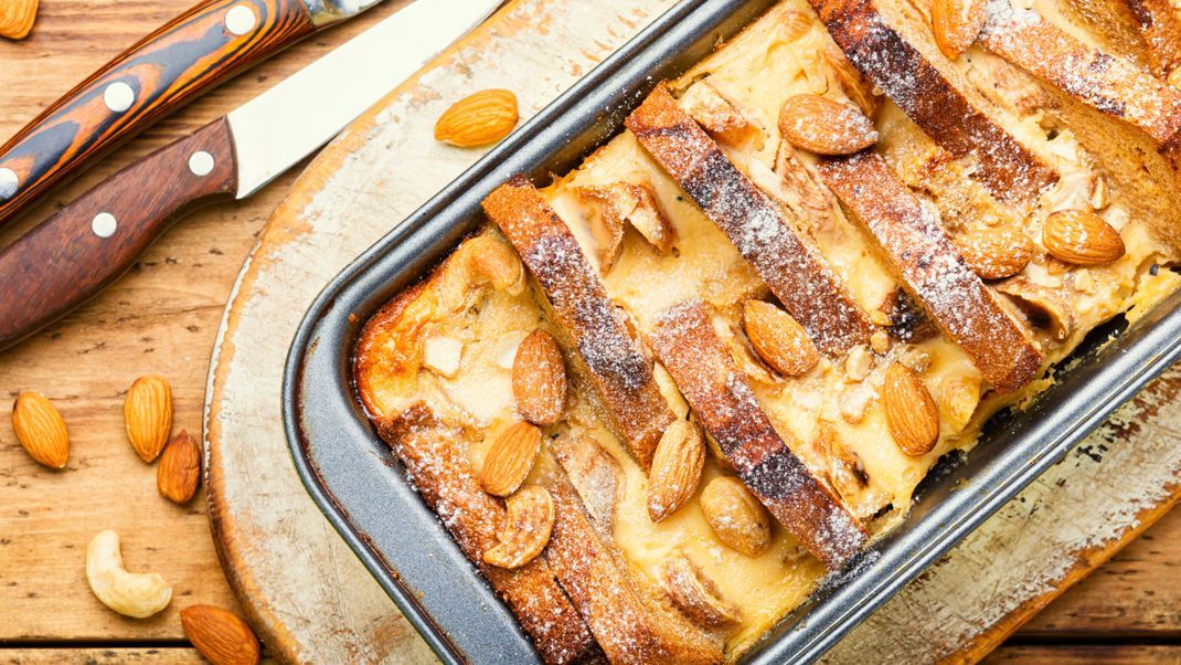 Alles, was das Dessert-Herz begehrt: vereint dieser leckere Pudding-Auflauf mit Bananen und Mandeln.