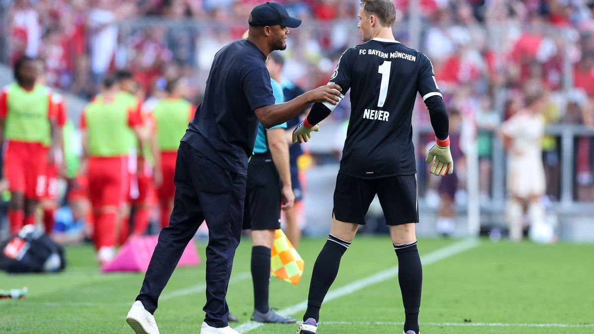 Fußball 1. Bundesliga 2. Spieltag FC Bayern München - SC Freiburg am 01.09.2024 in der Allianz Arena in München Vincent Kompany ( Trainer Cheftrainer München ), links - Manuel Neuer ( München ), re...