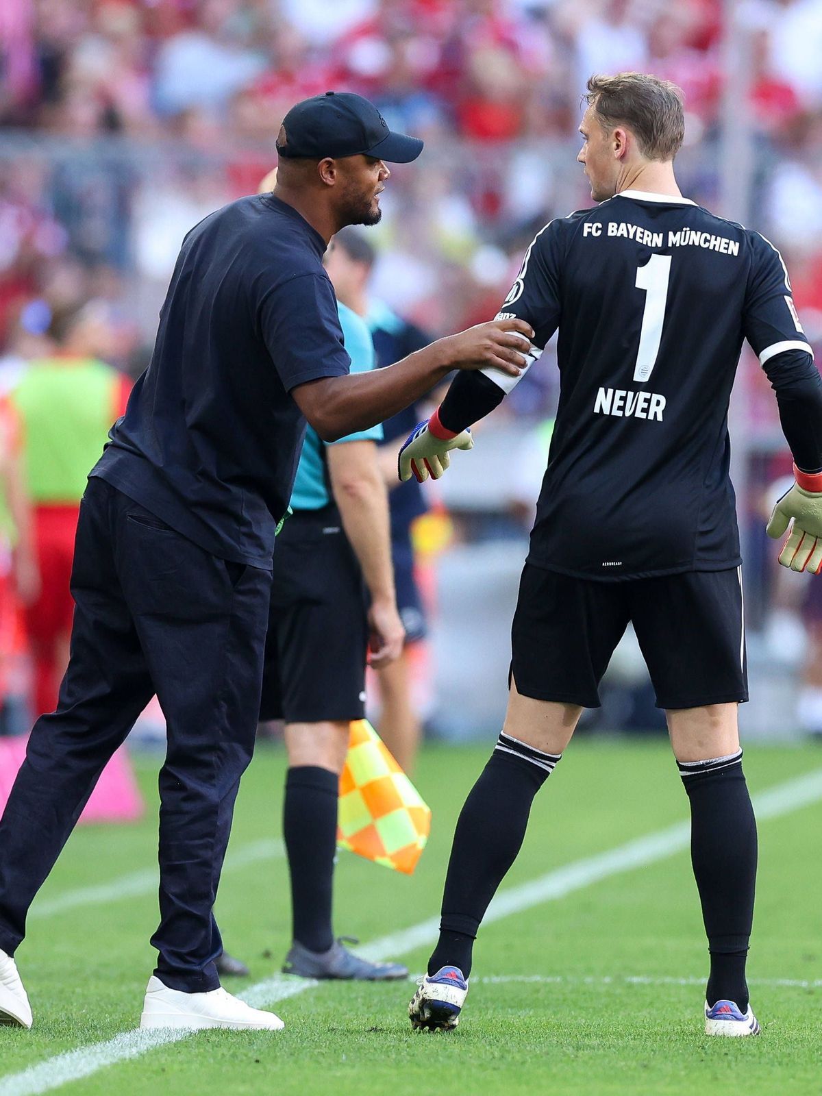 Fußball 1. Bundesliga 2. Spieltag FC Bayern München - SC Freiburg am 01.09.2024 in der Allianz Arena in München Vincent Kompany ( Trainer Cheftrainer München ), links - Manuel Neuer ( München ), re...