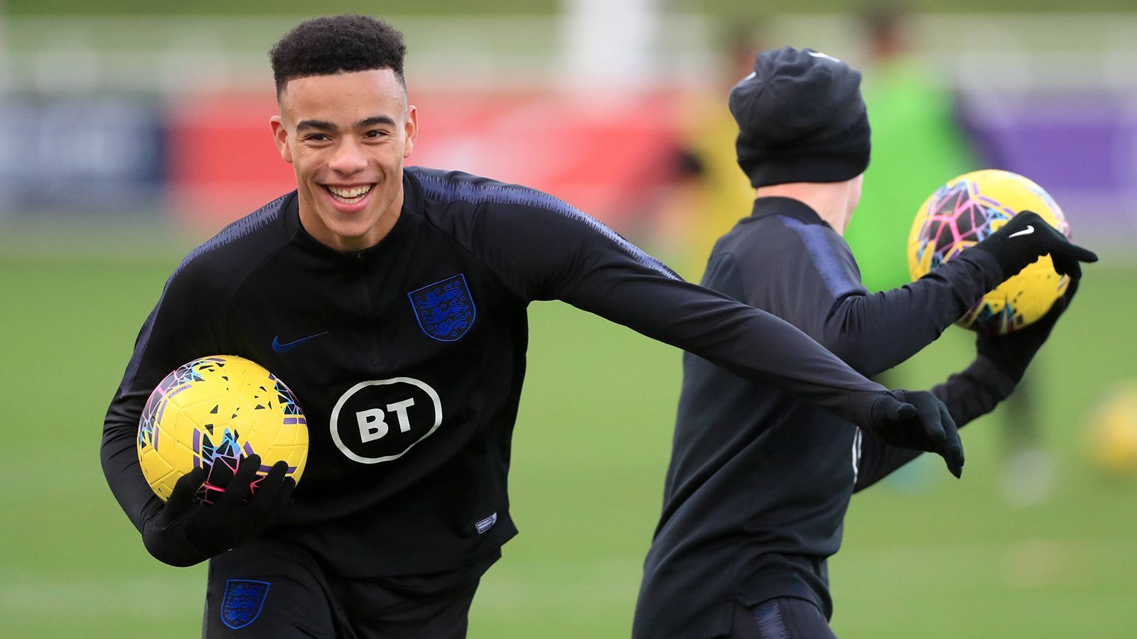 
                <strong>Mason Greenwood (England)</strong><br>
                Bei Manchester United trägt Mason Greenwood die Zukunftshoffnungen der Fans gemeinsam mit Marcus Rashford auf den Schultern. Sein Sturmpartner wird es wohl zur "großen" Europameisterschaft schaffen, Greenwood darf sich bei der U21-EM beweisen. Sein Marktwert beträgt laut transfermarkt.de rund 50 Millionen Euro, aber was will man von einem Stammspieler des Tabellenzweiten der Premier League auch sonst erwarten. Unter Trainer Ole Gunnar Solskjaer spielt er meist auf dem rechten Flügel, in der englischen U21-Elf könnte er auch im Sturmzentrum auflaufen. Fest steht: Vor ihm sollten die Gegenspieler gehörigen Respekt haben.
              