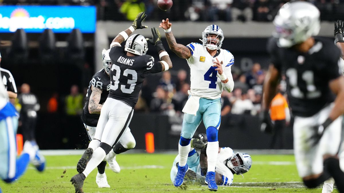 NFL, American Football Herren, USA Dallas Cowboys at Las Vegas Raiders Nov 17, 2025; Paradise, Nevada, USA; Dallas Cowboys quarterback Dak Prescott (4) throws a pass during the first half against t...