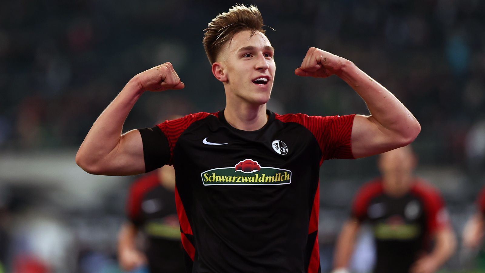 
                <strong>Nico Schlotterbeck (SC Freiburg)</strong><br>
                Nach der bislang überragenden Saison mit dem SC Freiburg ist auch das deutsche Innenverteidiger-Talent Nico Schlotterbeck ein Akteur, der im Sommer 2022 zu einer ganz heißen Transferaktie werden dürfte. Am 1,91 Meter großen Innenverteidiger sollen laut Medienberichten neben den Bayern zahlreiche Topklubs interessiert sein. Laut "Sky" dürfte Freiburg bei einem Verkauf eine Ablösesumme von 20 bis 30 Millionen Euro aufrufen. Nach übereinstimmenden Medienberichten läuft Schlotterbecks Vertrag zudem nur noch bis 2023 - die Freiburger sind dafür bekannt, keinerlei Vertragsdetails öffentlich zu machen. Neben den Bayern wird auch Dortmund, Newcastle und Tottenham ein Interesse an Schlotterbeck nachgesagt. 
              