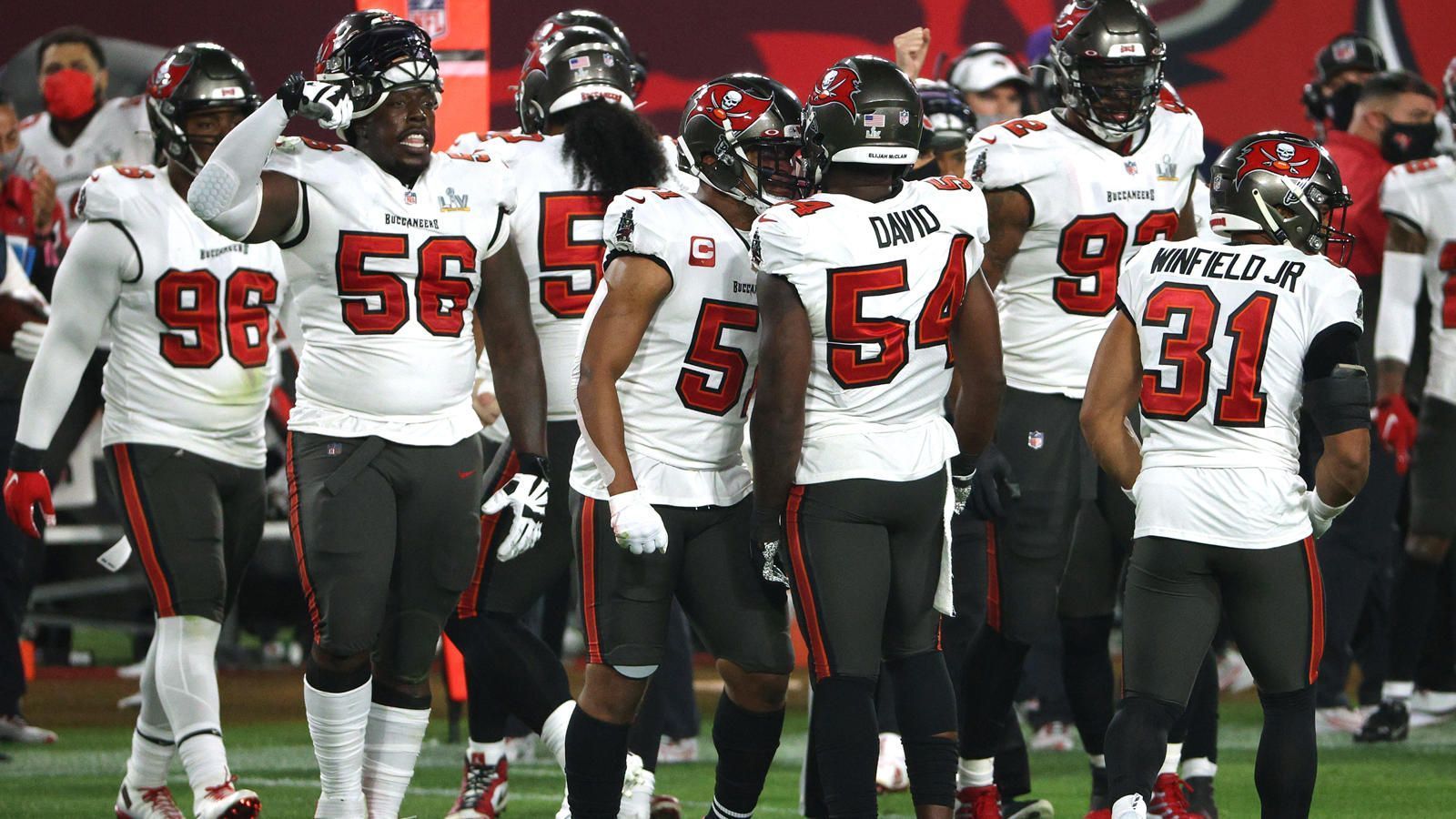 
                <strong>Tampa Bay Buccaneers: Defense</strong><br>
                Auch auf der anderen Seite des Balls haben die Bucs keine großen Schwächen. Der gefährliche Pass Rush wurde gehalten, Jason Pierre-Pauls Vertrag sogar verlängert. Auch hier geht es für Tampa Bay darum, perspektivisch den Draft anzugehen. William Gholston und Ndamukong Suh sind nicht mehr die Jüngsten, die Defensive Line sollte demnach verstärkt werden. Im Defensive Backfield mangelt es den Bucs etwas an Tiefe, ein neuer Safety ist daher eine Option. Tampa wird größtenteils aber wohl nicht nach Need draften, sondern den besten verfügbaren Spieler holen.
              