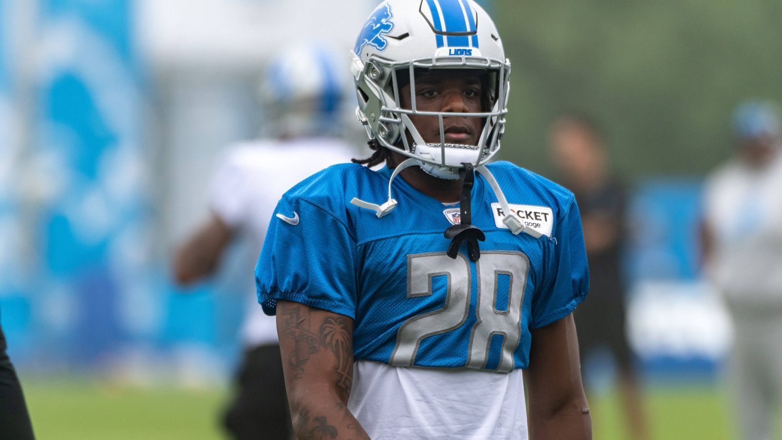 
                <strong>Detroit Lions (NFC North)</strong><br>
                Head Coach Dan Campbell gibt alles für seine Detroit Lions und umgekehrt ist es genauso. Die Lions haben zwar für die kommende Saison eine auf dem Papier starke Offensive Line, aber suchen noch immer nach dem Franchise-Quarterback, der diese nutzen kann. Jared Goff hat gute Tage, aber auch schlechte. Zudem arbeitet er jetzt zum ersten Mal mit dem frischen Offensive Coordinator Ben Johnson zusammen. Mit etwas Wohlwollen kann man Detroit als Underdog für einen Wildcard-Platz sehen, an den Green Bay Packers und deren Regentschaft in der NFC North wird aber kaum ein Weg vorbeiführen.
              