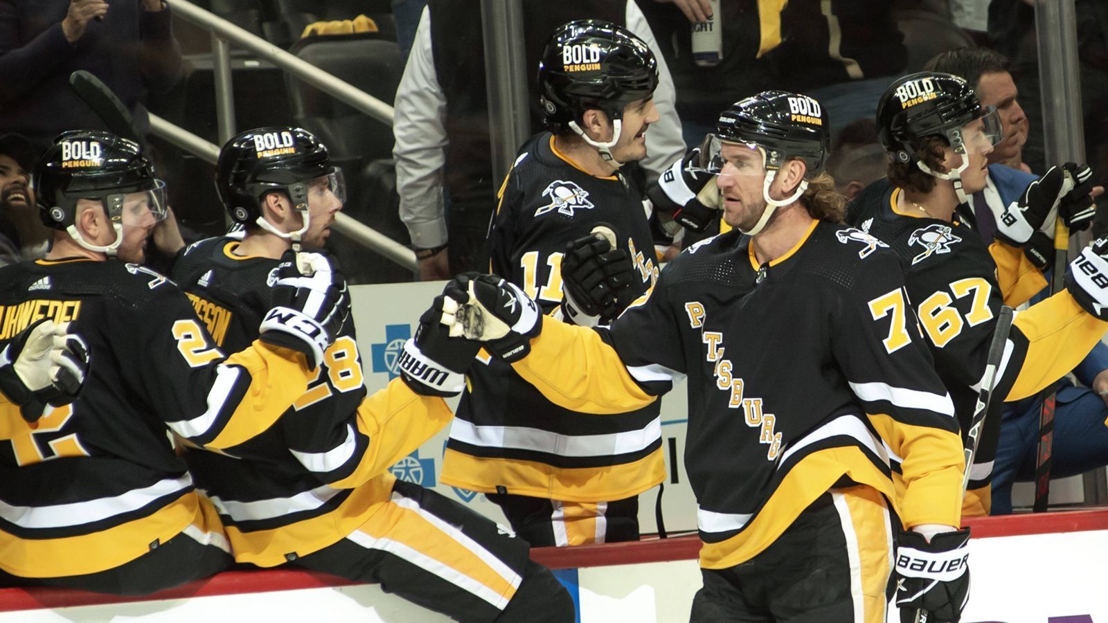 
                <strong>Pittsburgh Penguins</strong><br>
                In Pittsburgh wird bei einem Tor aber so richtig abgerockt: "Party Hard" von Andrew W.K. lässt die Menge beben.
              