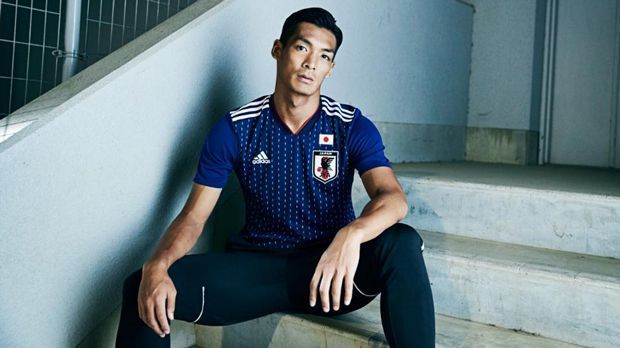 
                <strong>Japan</strong><br>
                Im japanischen WM-Trikot spiegelt sich eine bekannte Tradition des Landes wieder: die Sashiko-Stickkunst. Diese bekannte Sticktechnik ist auf Indigo-Hintergrund der WM-Trikots gut zu sehen. 
              