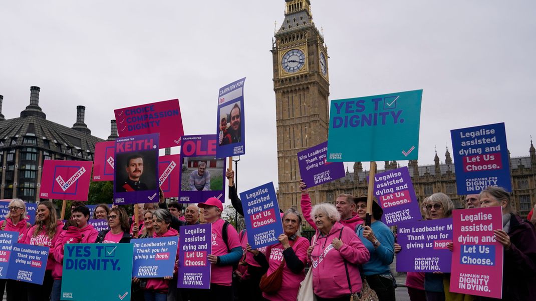 Eine kleine Demonstration von Befürwortern der Sterbehilfe protestiert vor dem britischen Parlament, da ein Gesetzentwurf zur Legalisierung der Sterbehilfe den Gesetzgebern vorgelegt werden soll.