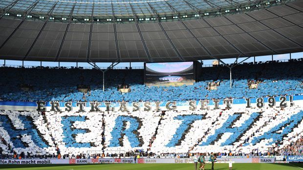 
                <strong>Choreografie Hertha BSC</strong><br>
                Kurze Zeit später der nächste Aufreger: Auf einem im HSV-Fanshop angebotenen T-Shirt ist eine Choreografie zu sehen - allerdings nicht von Anhängern aus Hamburg. Es ist eine Choreografie von Hertha BSC. Damit wird der HSV wieder zum Gespött im Internet.
              