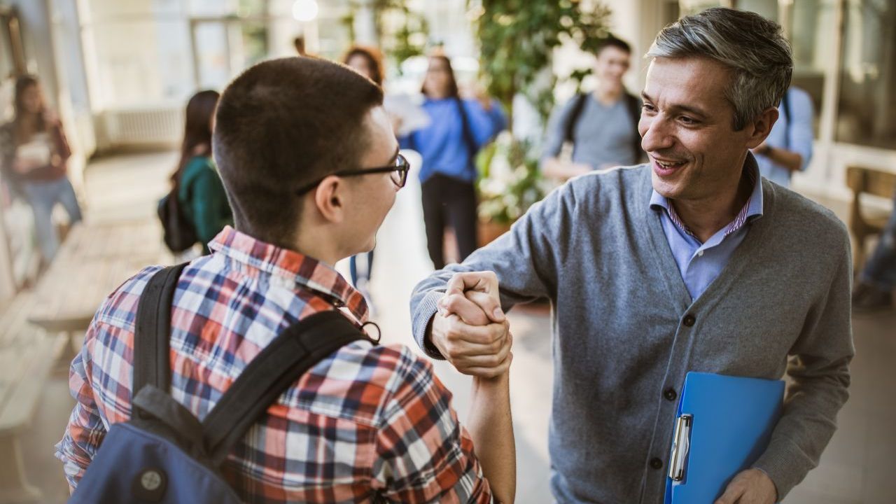 Unternimm was gegen die Chancenungleichheit in unserer Gesellschaft. Als Mentor:in kannst du ein Kind aus einer Familie ohne Hochschulerfahrung unterstützen und ihm helfen, es auf die Uni zu schaffen.(https://www.arbeiterkind.de/).