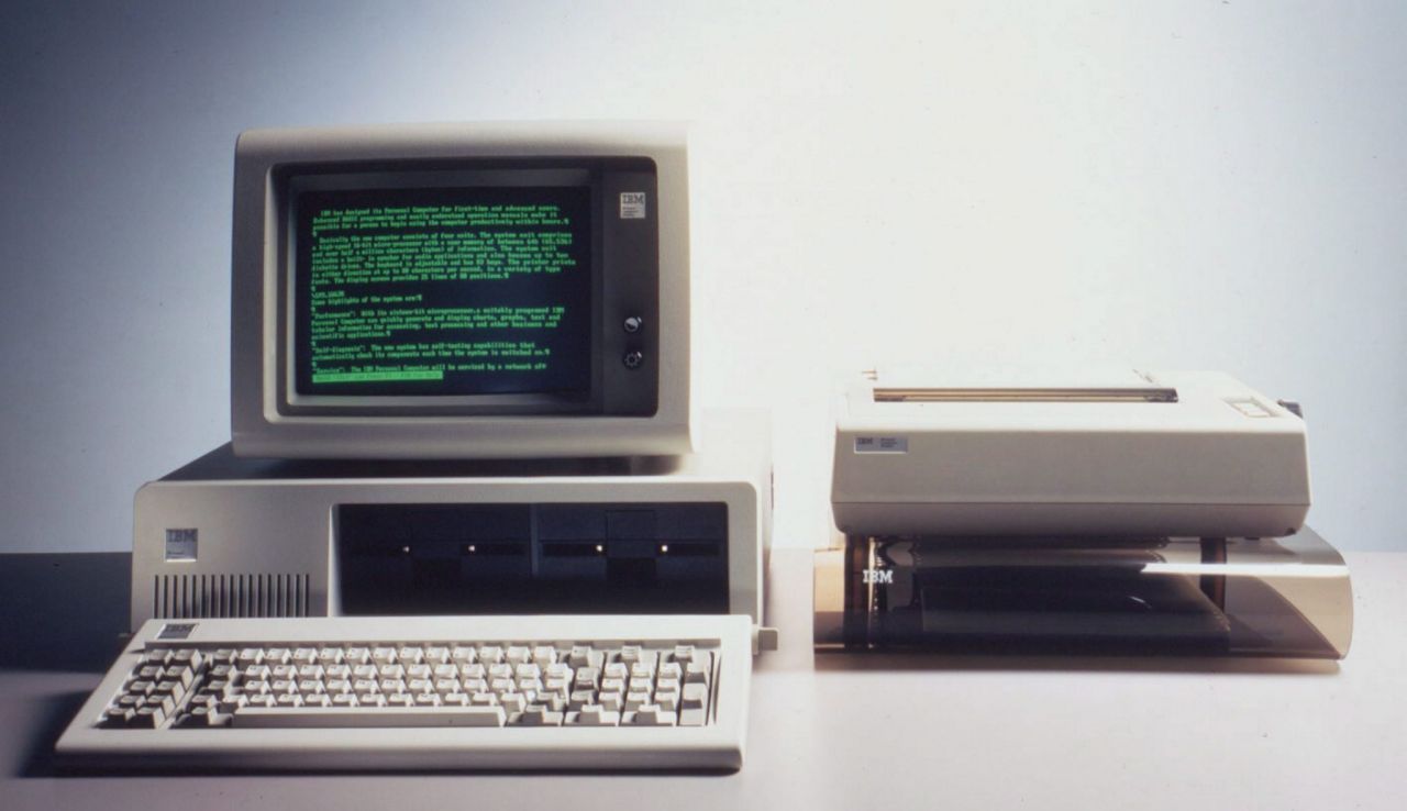 10 Jahre nach dem Mikrochip kommt der erste Personal Computer auf den Markt: Der IBM PC 5150 bot wahlweise 16 oder 64 kB Arbeitsspeicher.