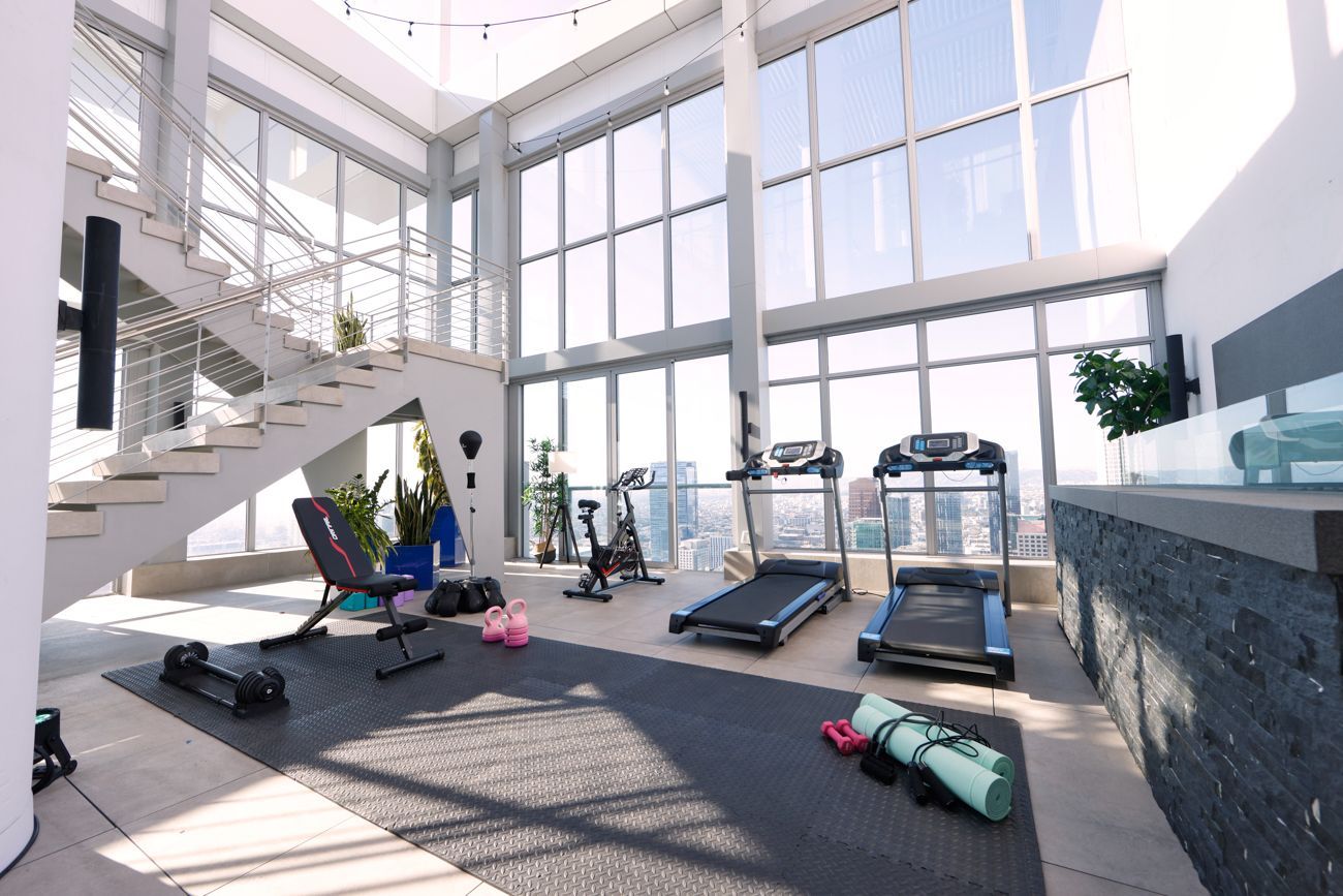 Home-Gym im Penthouse: Bei diesem Ausblick "quälen" sich die Models doch gern auf dem Laufband!