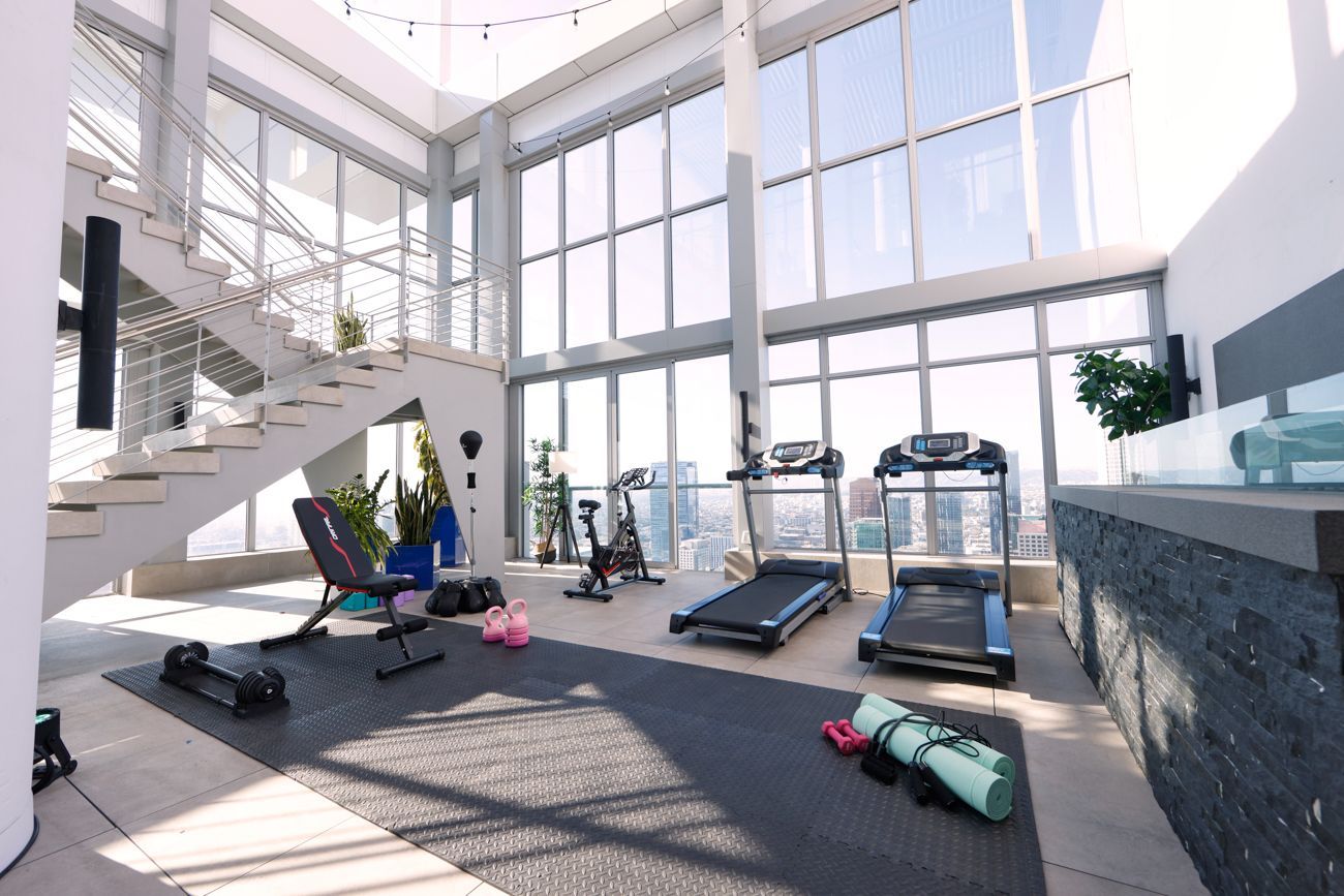 Home-Gym im Penthouse: Bei diesem Ausblick steigen die Models doch gerne aufs Laufband!