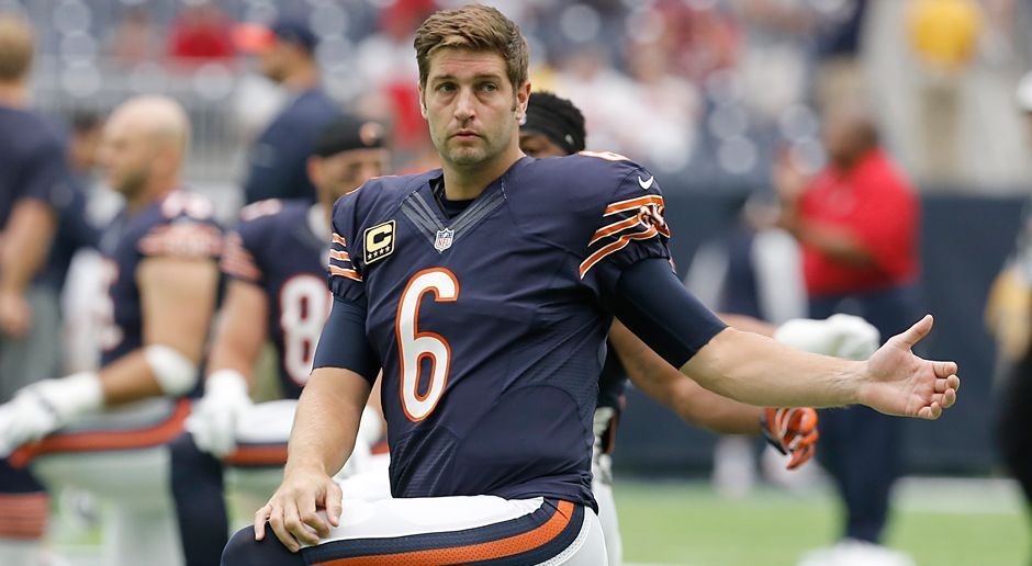 
                <strong>Jay Cutler (Quarterback, Chicago Bears)</strong><br>
                Bittere Nachrichten für die Chicago Bears: Jay Cutlers Saison ist vorbei. Obwohl die Franchise noch auf ein Comeback des Quarterbacks gehofft hat, muss sich Cutler einer Schulter-Operation unterziehen und dürfte damit den Rest der Saison ausfallen. Head Coach John Fox: "Jay ist ein harter Kerl und hat mir das in der Vergangenheit bewiesen. Wir haben verschiedene Reha-Typen ausprobiert. Ein paar Wochen sind vergangen, nun gibt es nur noch die Möglichkeit einer Operation." Der Passgeber wird von den Bears auf die Injured-Reserve-Liste gesetzt.
              