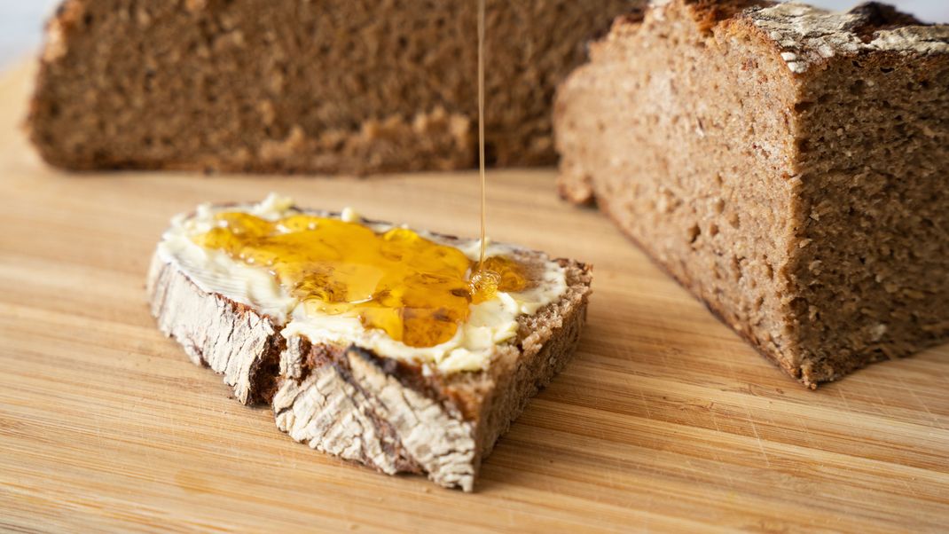 Si mangia bene a stomaco vuoto: pane integrale, miele. 