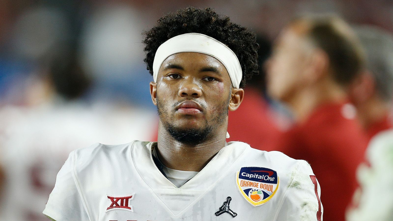 
                <strong>Kyler Murray</strong><br>
                Dass Football-Stars gerne Baseball spielen, ist nicht ungewöhnlich. Einige haben sogar so viel Talent, dass sie für beide Profi-Ligen interessant sind. Jüngstes Beispiel: Kyler Murray, der die Wahl zwischen Football- und Baseball-Karriere hat. Der 21-Jährige wurde mit der Heisman Trophy 2018 zum besten College-Football-Spieler ausgezeichnet, war aber zuvor bereits vom MLB-Klub Oakland Athletics gedraftet worden. Nun hat sich der junge Quarterback aber auch noch für den NFL Draft gemeldet. Ob er tatsächlich mit Helm für ein NFL-Team aufläuft oder doch mit Handschuh und Schläger im Baseball aufläuft, bleibt abzuwarten. Wir zeigen Euch berühmte Vorgänger von Murray, die sowohl in der NFL als auch in der MLB Karriere hätten machen können bzw. gemacht haben.
              