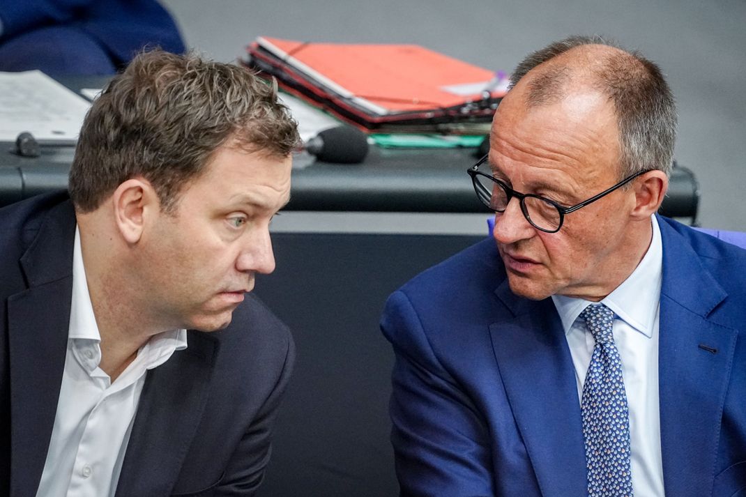 Wo sparen lautet die Frage: Finanzminister Lars Klingbeil (SPD, links) und Kanzler Friedrich Merz (CDU).