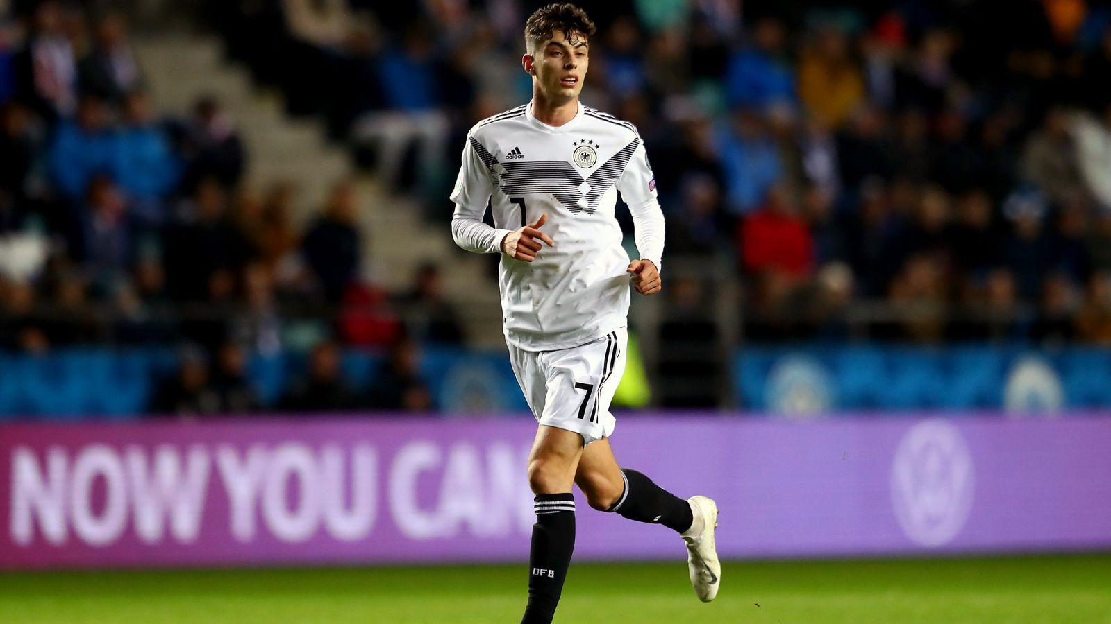 
                <strong>Kai Havertz (Deutschland)</strong><br>
                Für Leverkusens Kai Havertz war die Bundesliga-Begegnung unmittelbar vor der Länderspielpause gegen Wolfsburg schon nach 42 Minuten zu Ende. Erste Diagnose: Muskelfaserriss im linken Oberschenkel. Damit kann Havertz bei den abschließenden EM-Qualifikationsspielen Deutschlands gegen Weißrussland und Nordirland nicht mitwirken. 
              