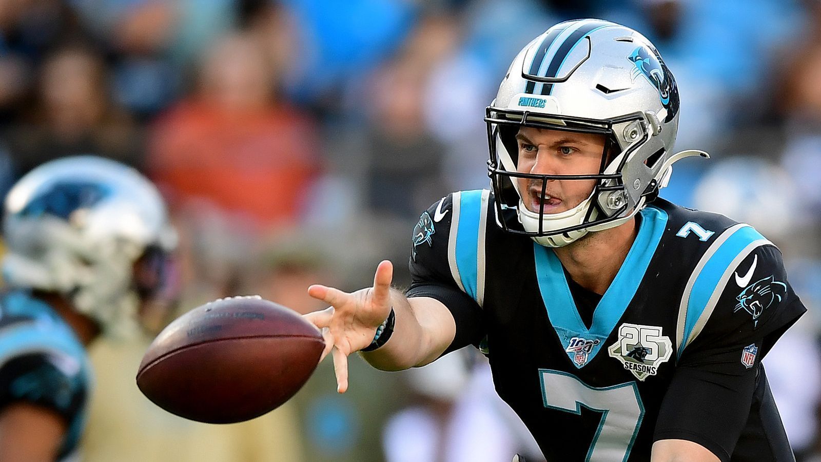 
                <strong>Verlierer: Kyle Allen</strong><br>
                Hype? Welcher Hype? Der Quarterback erlebt aktuell die harte NFL-Realität und stolpert nach seinem starken Start als Ersatz für den verletzten Cam Newton nur noch durch die Saison. Die letzten vier Spiele: nur ein Sieg, dafür neun Interceptions, 95 von 162 angebrachten Pässen und nur drei Touchdown-Würfe. Zweifel werden laut, ob er die Zukunft für die Panthers sein kann.
              