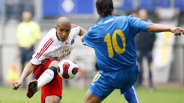 
                <strong>Letzter HSV-Sieg in München: So sah die Welt damals aus</strong><br>
                Der HSV schafft in besagter Saison am Ende als Siebter die Quali für den UI-Cup. Über den ziehen die Norddeutschen sogar in den UEFA-Pokal ein. Dort ist dann immerhin erst im Achtelfinale Schluss - nach einem 0:1 und 3:2 aufgrund der Auswärtstor-Regel gegen Bayer Leverkusen.
              