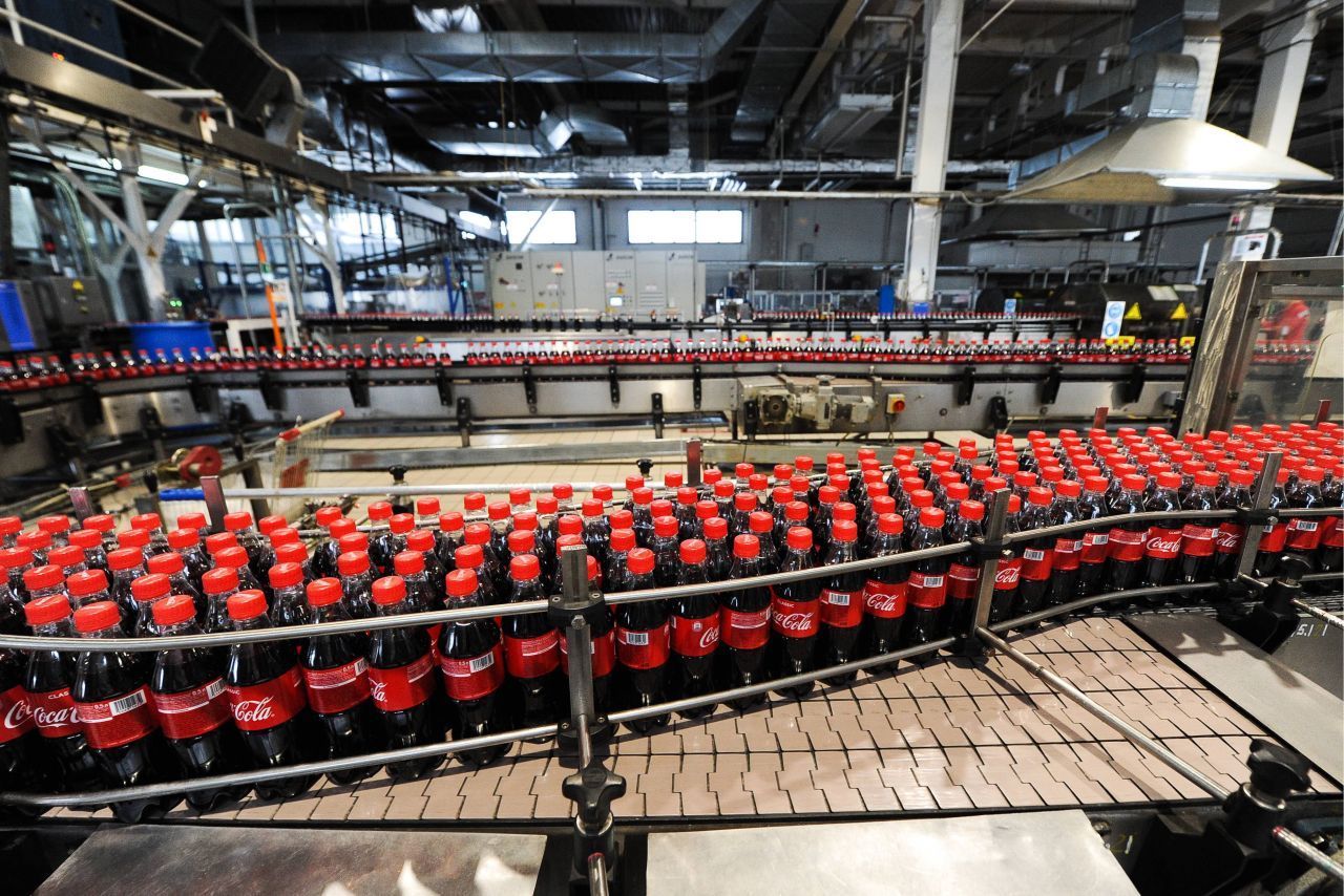 Coca Cola wird weltweit nach nur einer Rezeptur hergestellt. Trotzdem kann Cola in unterschiedlichen Ländern unterschiedlich schmecken. Der Grund: Es wird unterschiedlicher Zucker verwendet. 